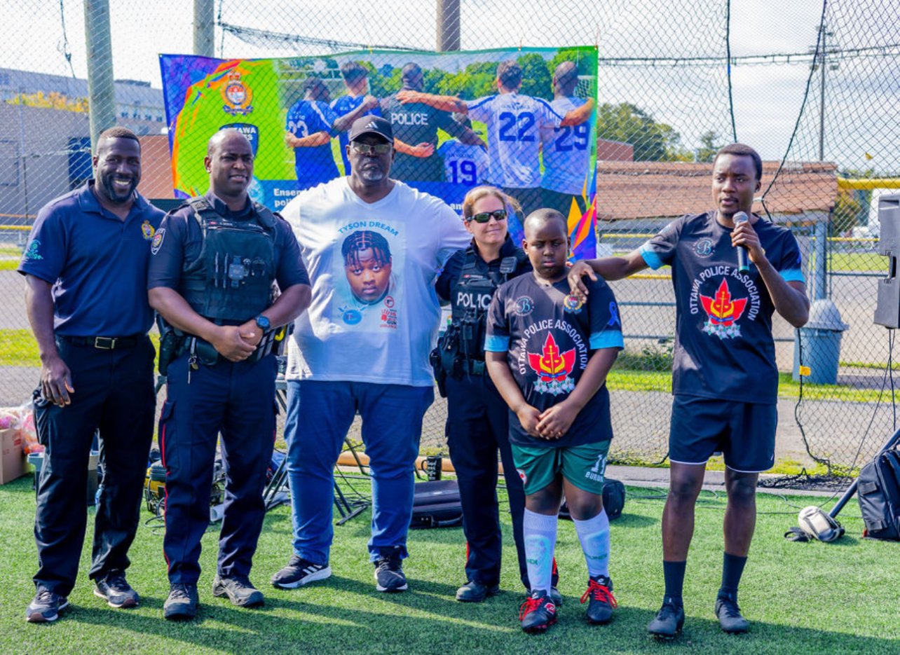 Tyson Dream avec le Service de police d'Ottawa et les jeunes lors d'un événement communautaire