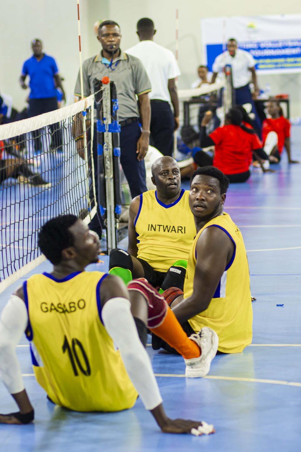 Sport inclusif en action — volleyball assis
